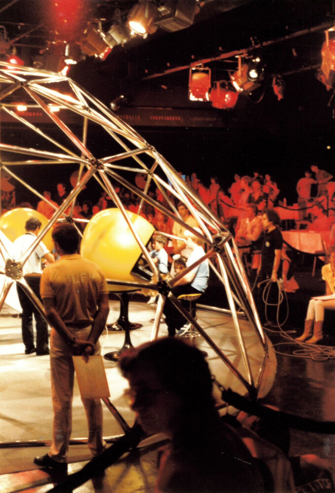 Geodätische Kuppelbühne mit gelben Pac-Man-Kugeln, PAC-MAN World Center Paris 1982